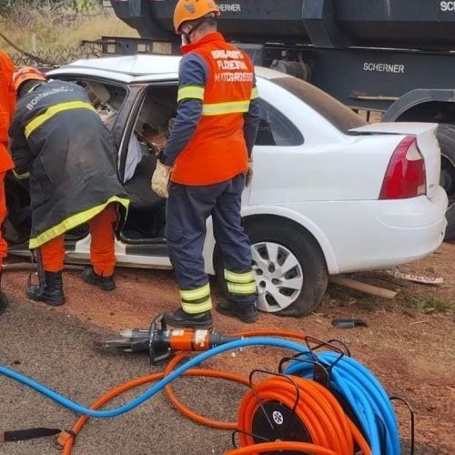 Casal morre em grave acidente entre carro de passeio e carreta em rodovia