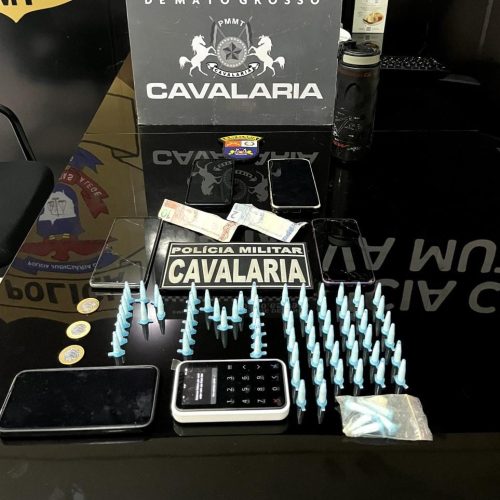 Cavalaria da PM apreende 71 porções de drogas e prende dois faccionados