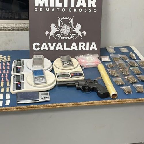 Cavalaria da PM prende dois faccionados e apreende arma de fogo e 89 porções de drogas