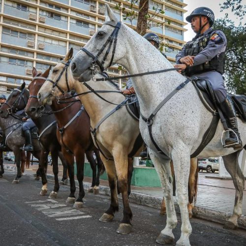 Cavalaria da PM prende dois foragidos da Justiça durante abordagem em Várzea Grande