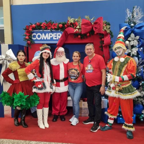 Chegada do Papai Noel no Comper emociona adultos e crianças na magia do Natal
