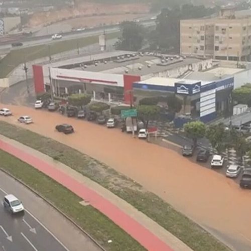 Chuva alaga obras do BRT, causa transtornos e transforma Avenida do CPA em correnteza