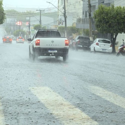 GERAL RONDONOPOLIS: Chuva e calor | Morto por um raio | Prazo final | Droga em latas | Bicho-preguiça na praça