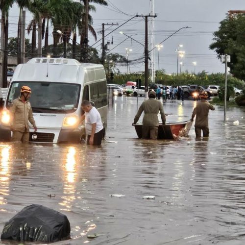 Chuva intensa derrubou árvores, alagou ruas e invadiu residências em Cuiabá