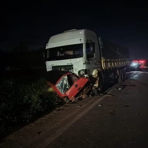 Cinco pessoas morrem em grave acidente entre carro e carreta em MT