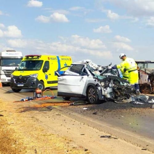 Colisão com caminhão mata motorista de Corolla e deixa passageiro ferido na BR-163