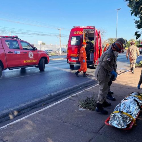 Colisão de carro em poste em Cuiabá deixa mulher e dois homens feridos neste domingo
