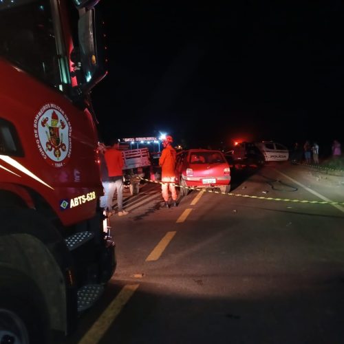 Colisão entre caminhonete e Uno mata quatro pessoas; vítimas incluem criança e idosa
