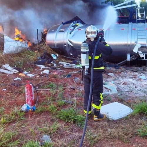 Colisão entre carretas provoca incêndio e mata dois caminhoneiros na MT-100
