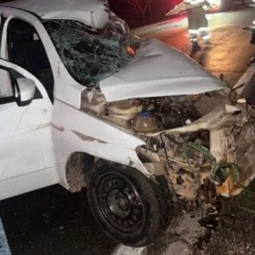 Colisão entre carro e caminhão deixa um morto e outro ferido na rodovia 364