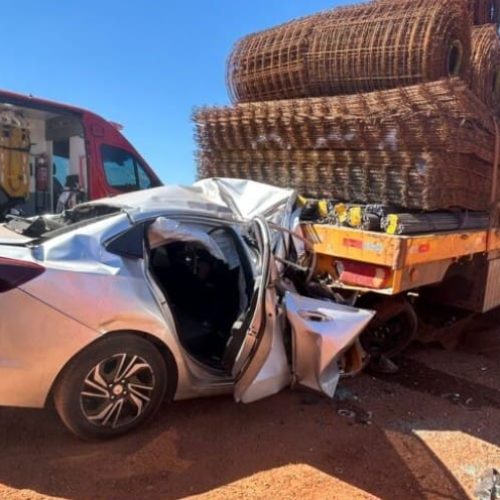 Colisão entre carro e caminhão parado no acostamento deixa um morto na rodovia MT-225
