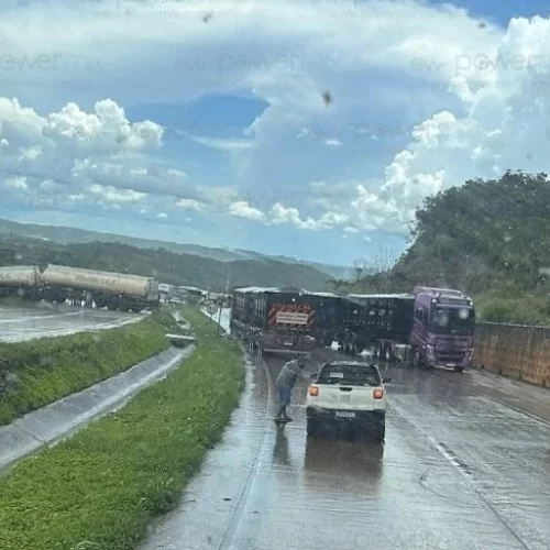 Colisão entre duas carretas interdita BR-364 em Nobres nos dois sentidos