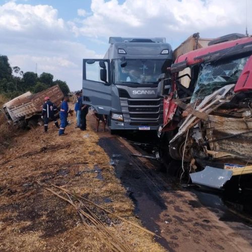 Colisão entre quatro caminhões em rodovia deixa um motorista ferido