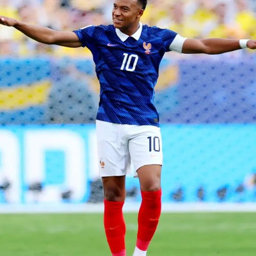 Com dois gols de Mbappé, França despacha Suécia e avança às oitavas