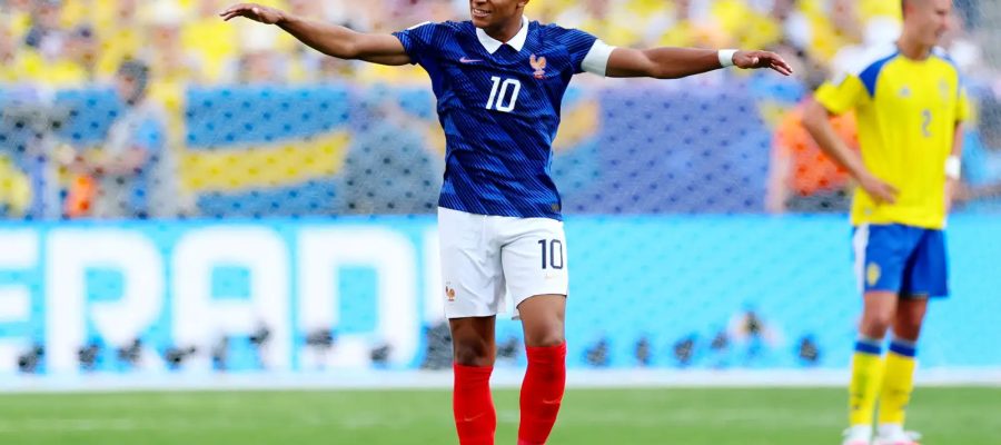 Com dois gols de Mbappé, França despacha Suécia e avança às oitavas