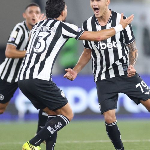 Com gol no último lance, Botafogo bate Santos na volta do Brasileirão