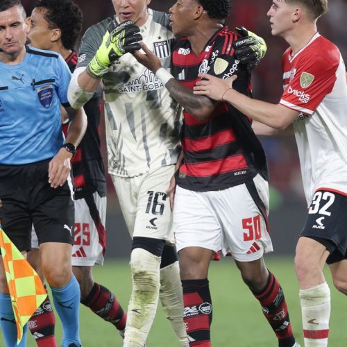 Conmebol anula 2º amarelo e libera Plata para defender o Flamengo