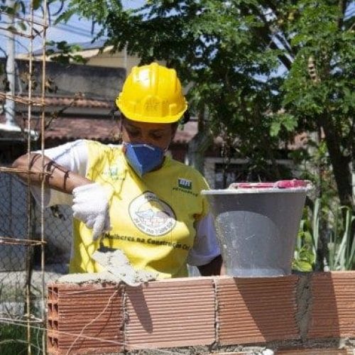Construtora é condenada por dispensar trabalhadora que participou de greve