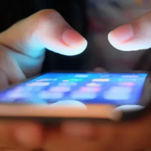 Consumidora será indenizada após instituição financeira bloquear conta sem aviso