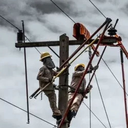 Consumidora será indenizada por queima de geladeira após oscilação de energia na capital