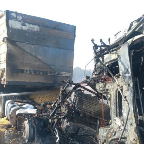 Corpo de Bombeiros combate incêndio em carreta após colisão de veículos em rodovia