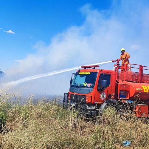 Corpo de Bombeiros combate incêndio em terreno próximo a algodoeira