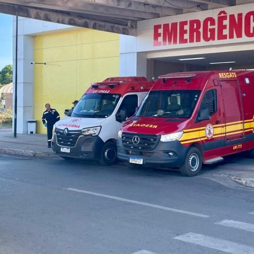Corpo de Bombeiros socorre crianças vítimas de acidente de trânsito em frente escola