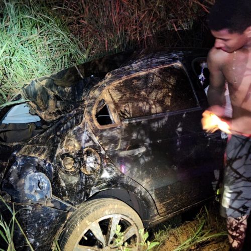 Corpo de Bombeiros socorre jovem vítima de capotamento na rodovia MT-251