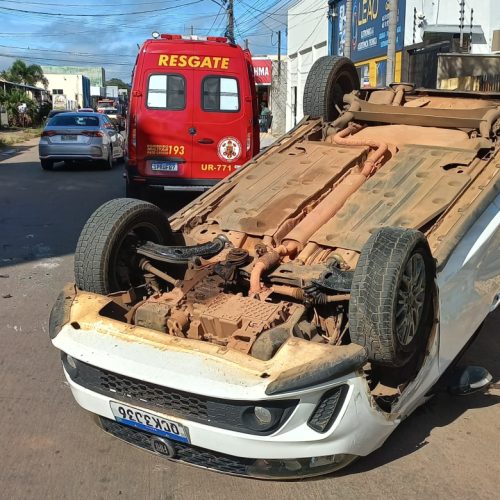 Corpo de Bombeiros socorre mulher vítima de capotamento