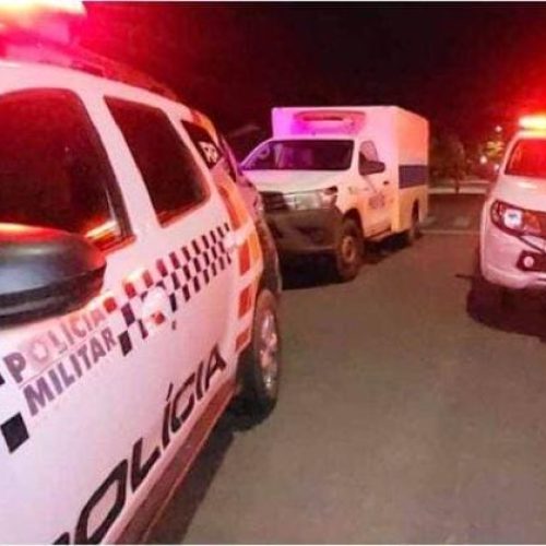 Corpo é achado escondido sob folhas de bananeira em quintal de casa e mulher é presa