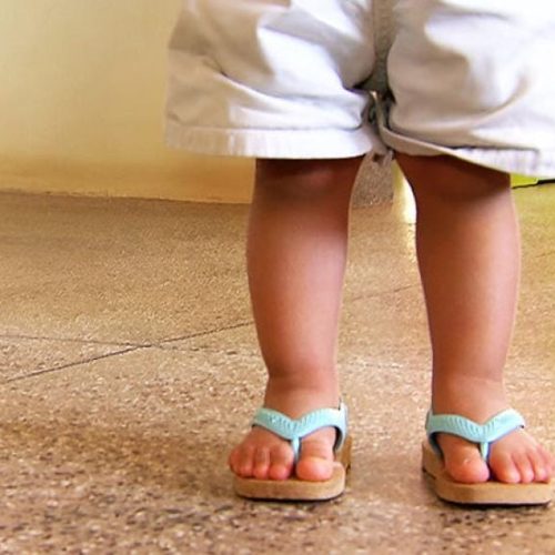 Criança de 3 anos foge de casa após agressão do pai e é encontrada sozinha em rua de Várzea Grande