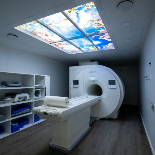 Cuiabá entrega aparelho de ressonância de hospital e dobra capacidade de exames