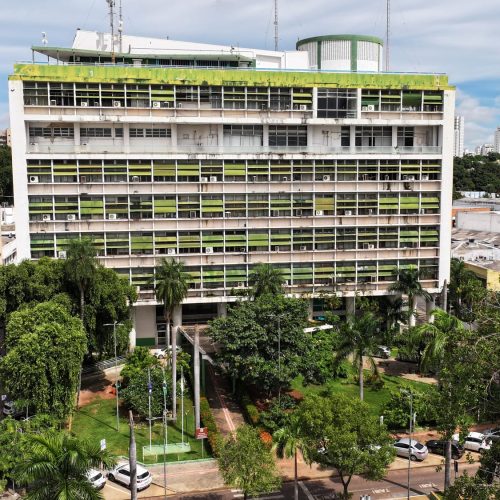 Cuiabá paga salários, prêmio saúde e faz PIX aos técnicos da educação e professores