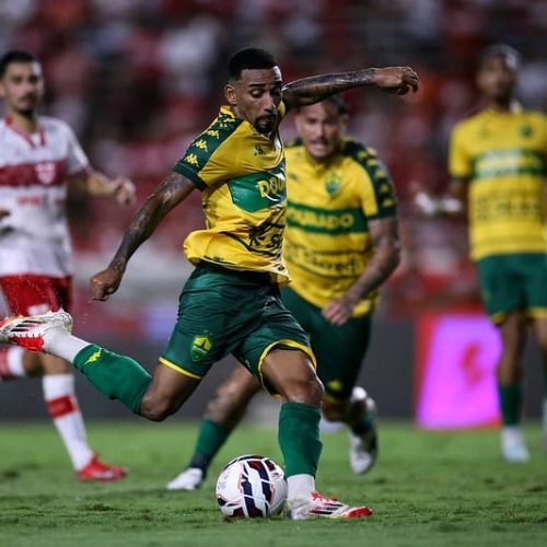 Cuiabá sai na frente, sofre pressão, mas garante empate contra o CRB