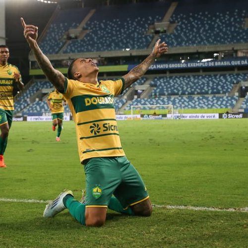 Cuiabá vence o Amazonas por 3 a 1, encerra jejum e volta ao G-4 da Série B