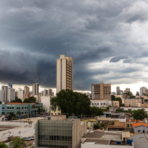 Defesa Civil mantém alerta de chuva forte e vento de até 60 km para este sábado em Cuiabá