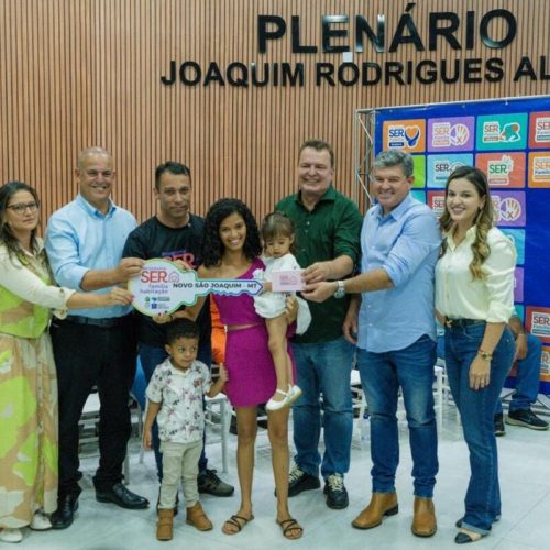 Deputado Max Russi participa de entrega de casas populares