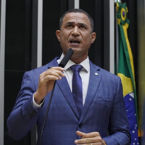 Deputado reage à proibição do ex-presidente Bolsonaro conceder entrevistas