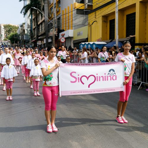 Desfile ganha cores com Aquarela das Simininas e agitação das fanfarras