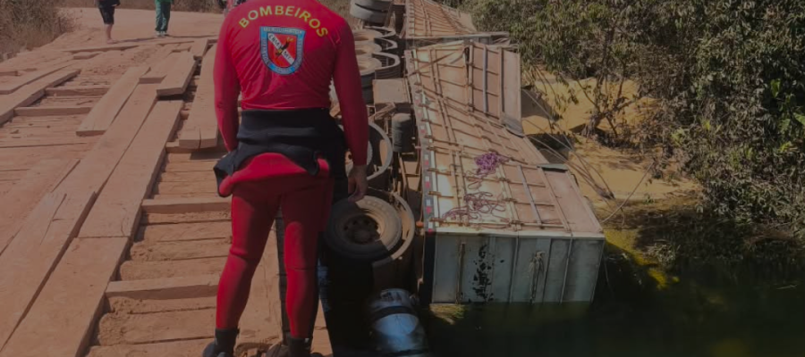 Caminhão carregado com milho cai de ponte e motorista morre preso na cabine em Gaúcha do Norte