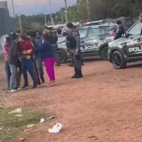 Dois homens morrem em troca de tiros com a PM no Pedra 90; familiares se revoltam; vídeos