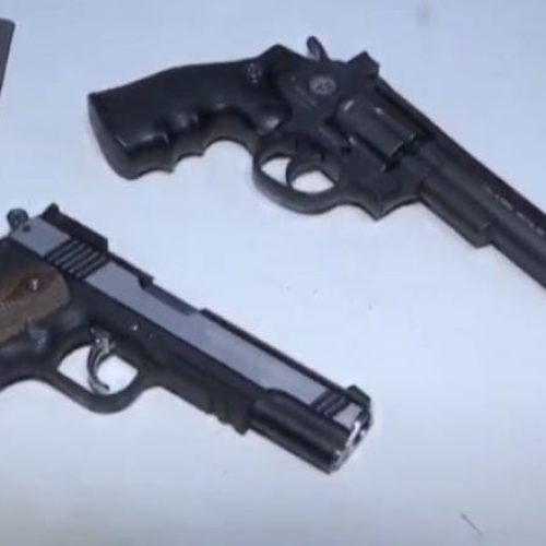 Dois são presos em flagrante com armas falsas após ameaçarem dono de restaurante