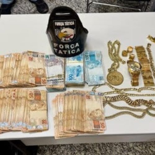 Dois são presos pela PM em veículo com R$ 50 mil e diversas joias de ouro na região central de VG