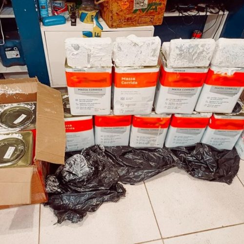 Dois são presos transportando 60 kg de drogas dentro de latas em ônibus coletivo