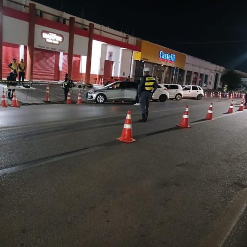 Doze condutores são presos e 36 veículos removidos em operações Lei Seca em Cuiabá