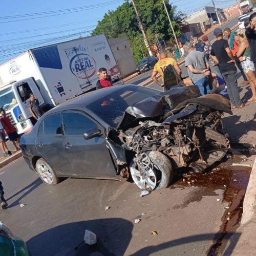 Duas pessoas ficam feridas após motorista sofrer convulsão, causar acidente e derrubar poste em VG