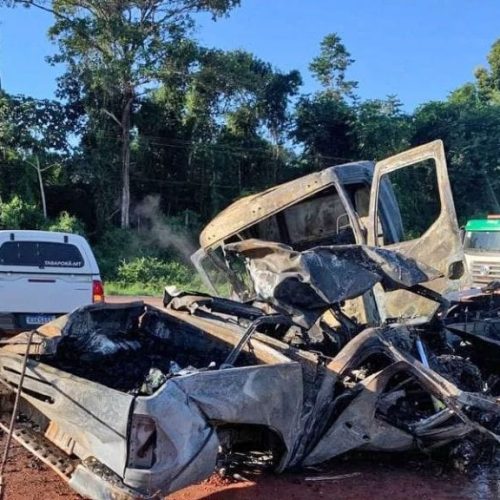 Duas pessoas morrem carbonizadas em colisão frontal entre caminhão e Hilux
