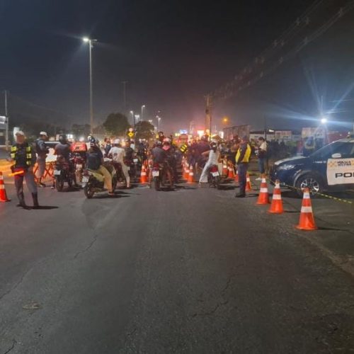Duas pessoas são presas e mais de 60 motocicletas foram removidas durante blitz