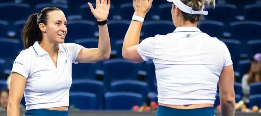 Dupla de Stefani bate campeãs olímpicas e avança à semi em Pequim