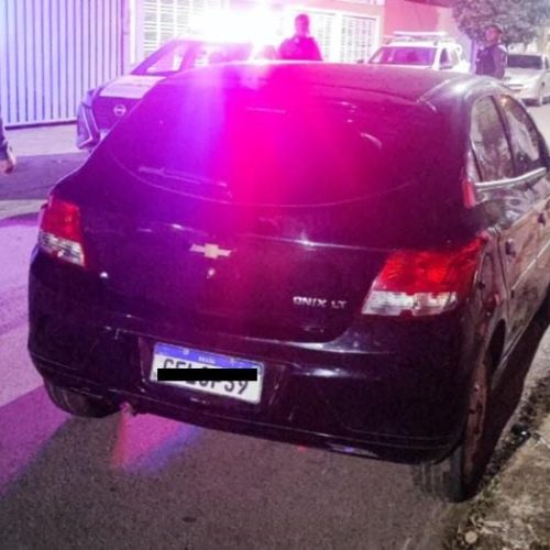 Dupla em moto rende motorista de aplicativo e leva veículo em Cuiabá; um criminoso é preso